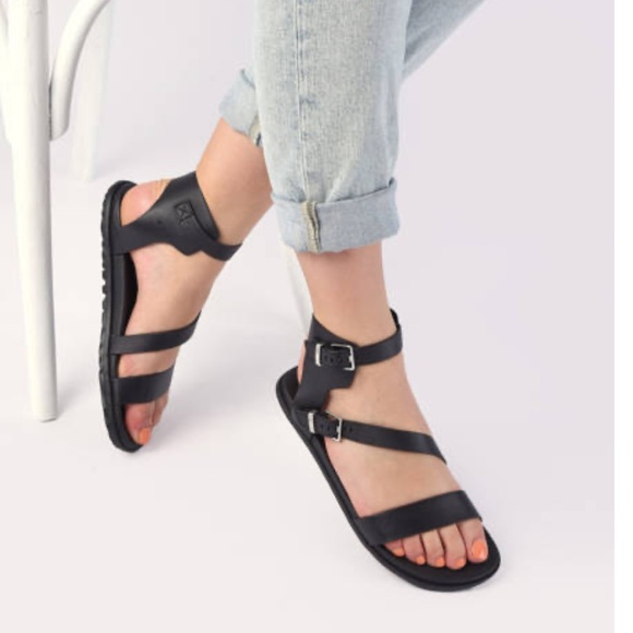 NWOB UGG Sandals Solivan Strap in leather - Picture 1 of 17